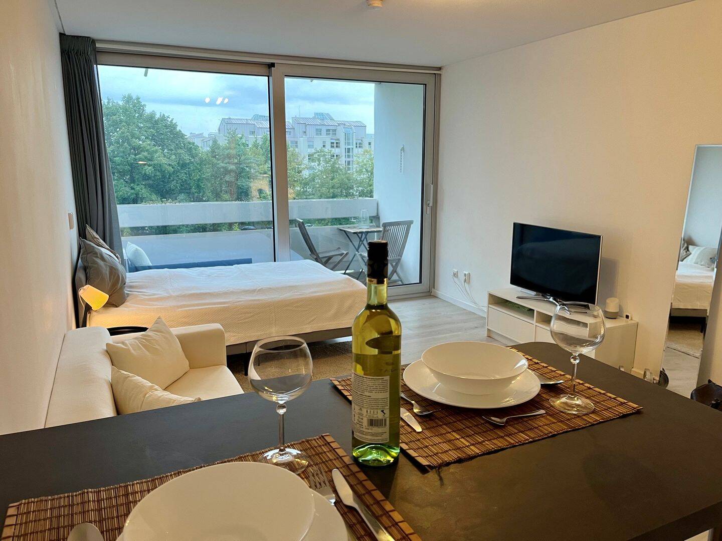 1-Zi.-Wohnung mit Balkon, Pool, möbliert, direkt an U-Bahn