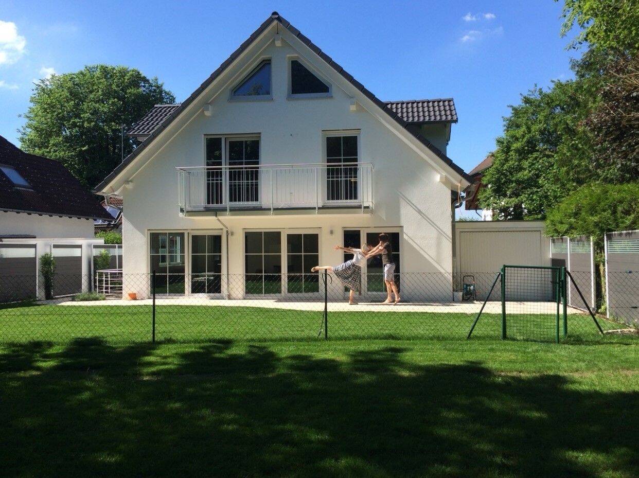 Top-energetisches Einfamilienhaus in idyllischer Waldrand-Lage mit Platz für die ganze Familie – München – Bild 1 von 3