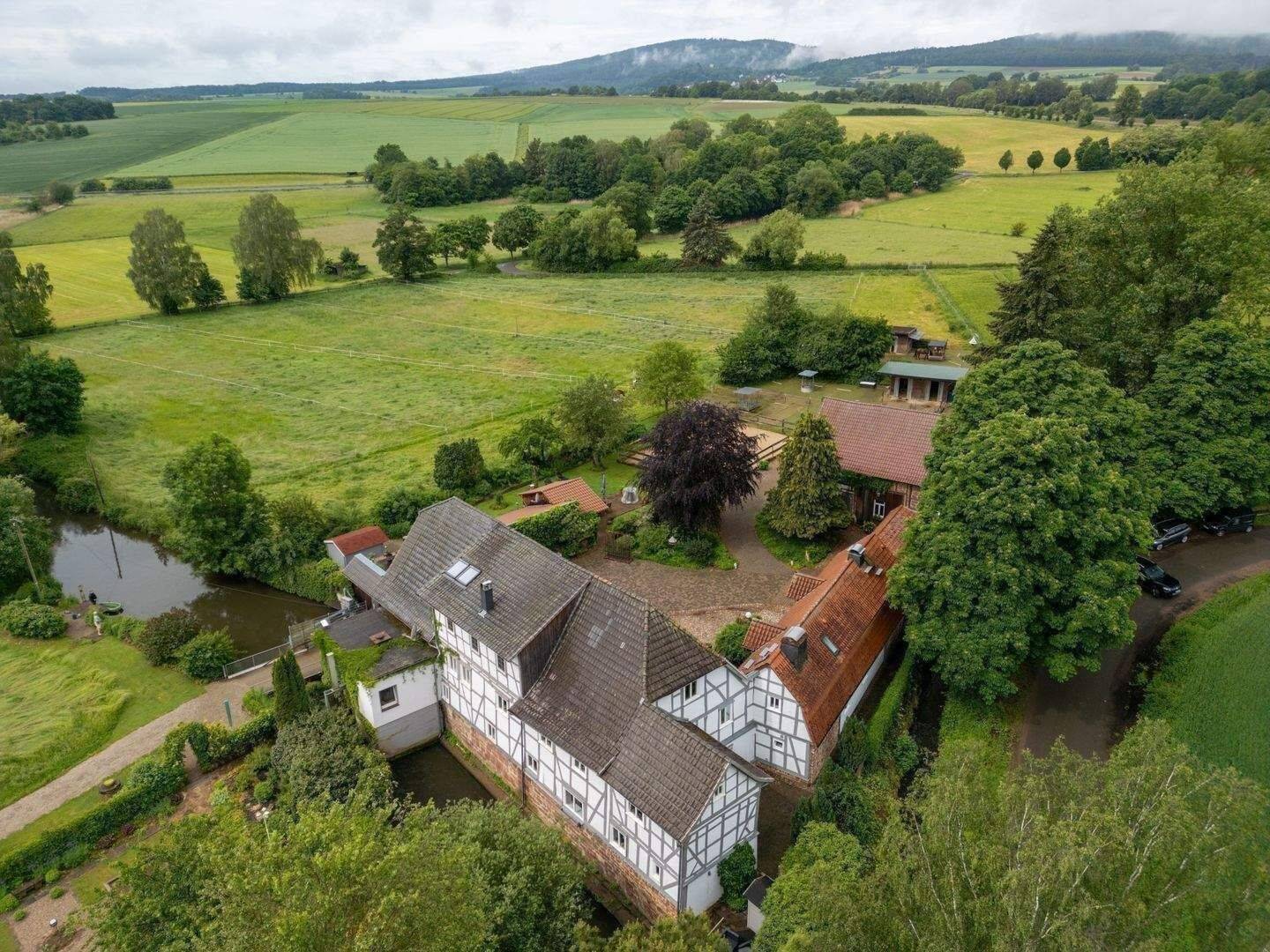 Historisches Mühlenanwesen in Alleinlage mit Pferdehaltung, Wasserkraft und attraktiven Einnahmemöglichkeiten – Bad Zwesten – Vorschaubild 2