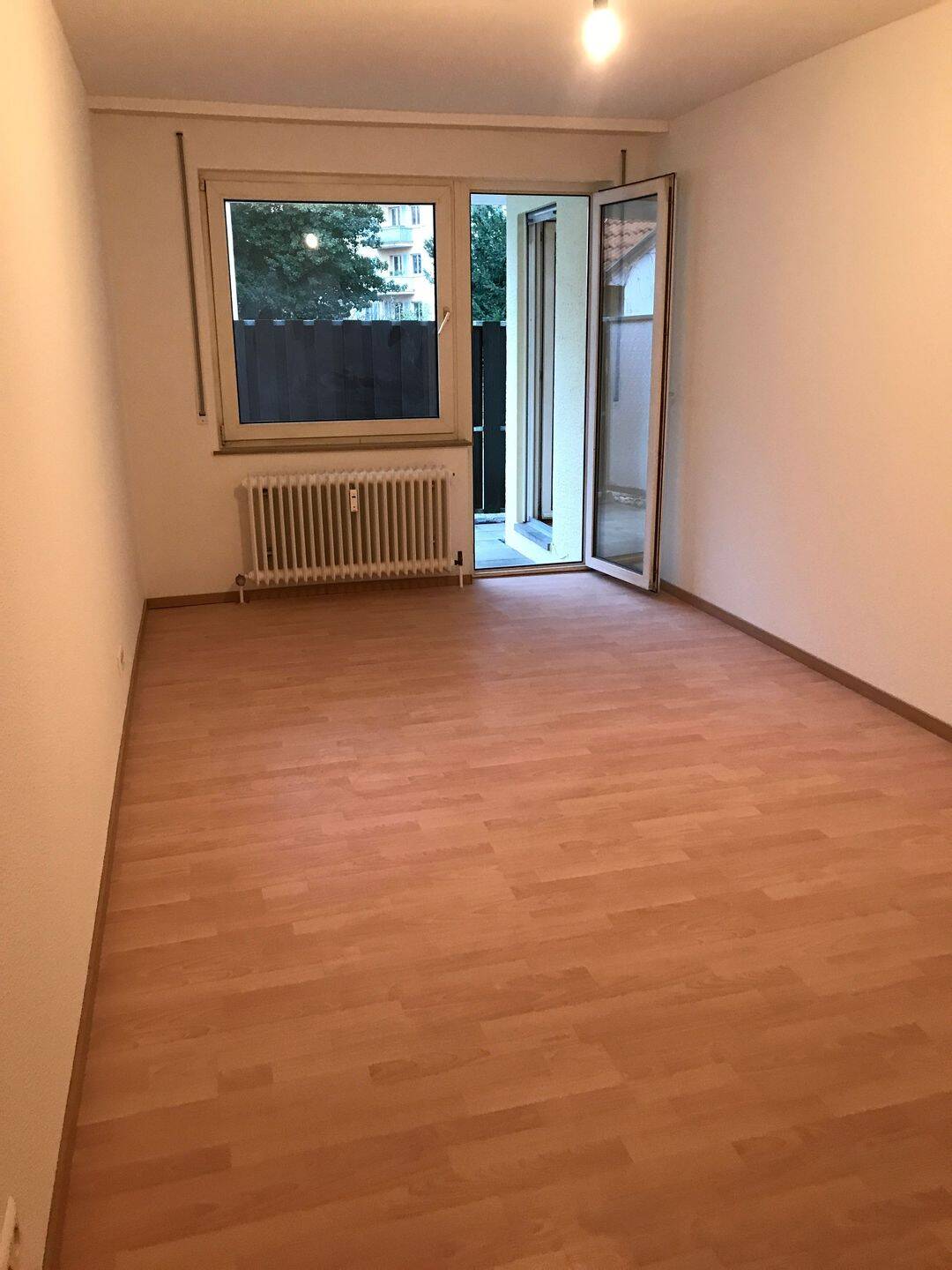 Ruhig und Zentralgelegene Neuwertige 2 1/2 zimmer Terrassen Wohnung nähe zu S-bahn zu vermieten – Stuttgart – Vorschaubild 4