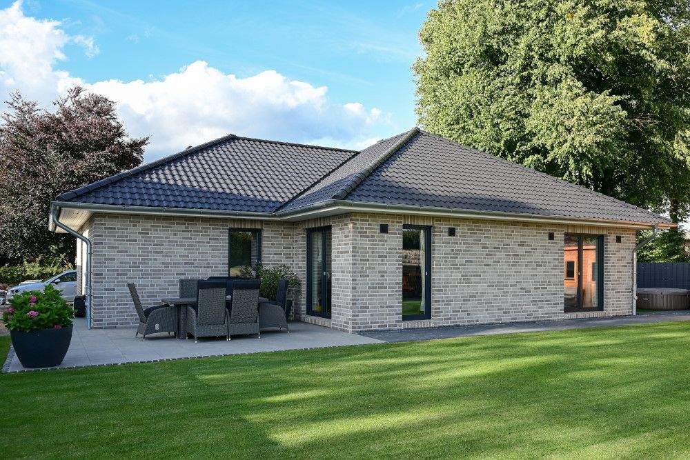 Traumhafter Winkel-Bungalow für Ihr Grundstück – Göhl – Bild 1 von 9