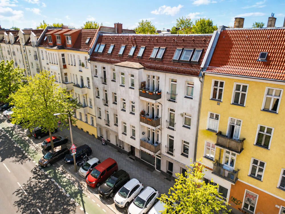 Modernisiert & bezugsfertig: Helle 2-Zimmer-Altbauwohnung mit Balkon in gepflegter Lage – Berlin – Bild 1 von 9