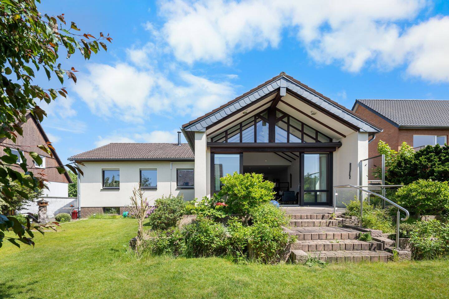 Einfamilienhaus mit Charakter: Großzügiges Wohnen, Doppelgarage und liebevoll angelegter Garten – Isernhagen – Vorschaubild 2