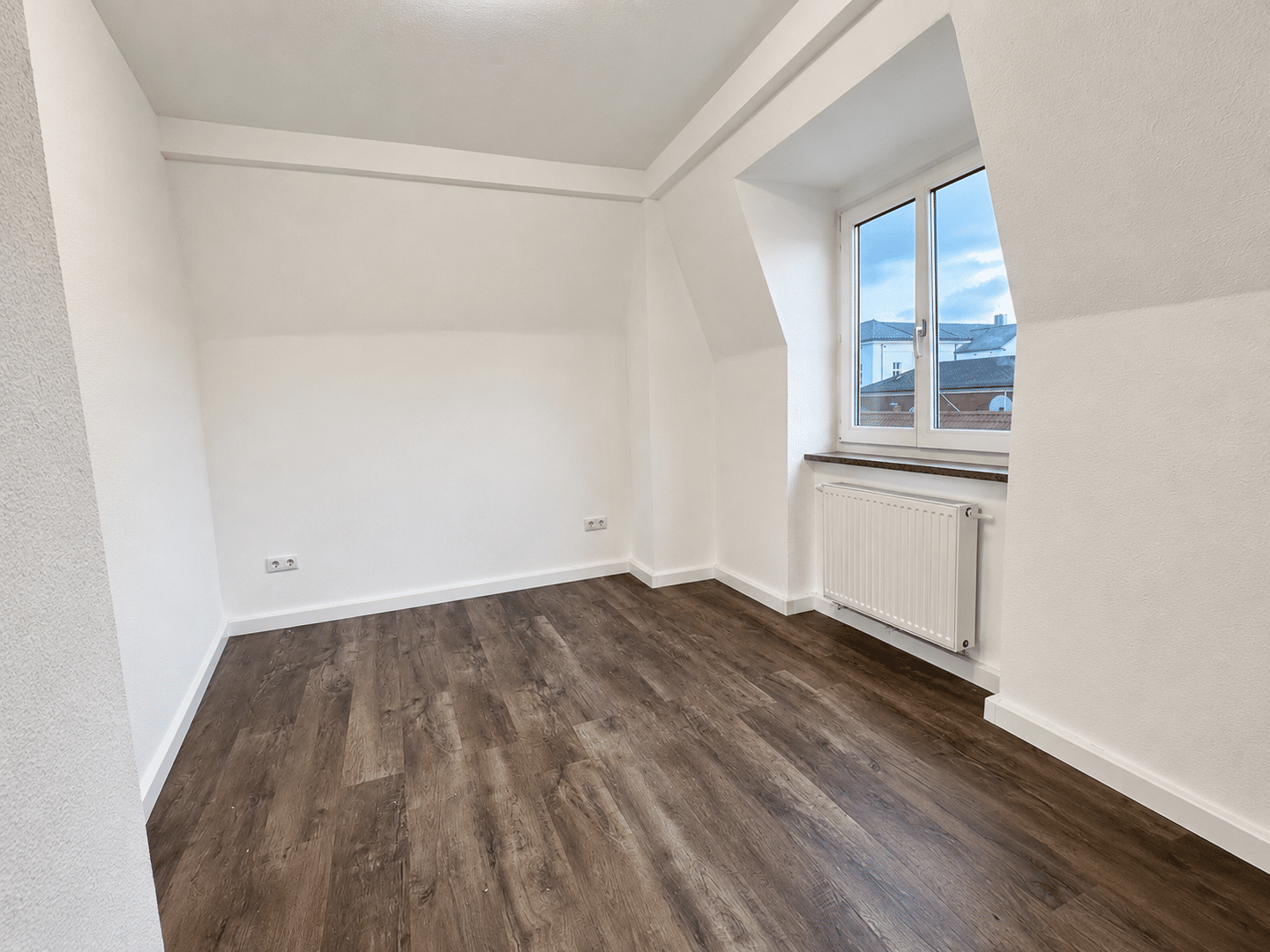 Helle, modernisierte 2 Zimmer-Dachgeschoss-Wohnung in sehr zentraler Lage! – Augsburg – Vorschaubild 3