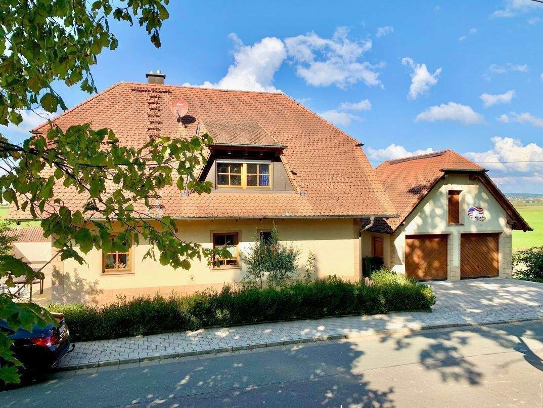 Freistehendes Landhaus mit Wellnessbereich und großzügigem Raumangebot auf allen Ebenen – Höchstadt an der Aisch – Bild 1 von 9