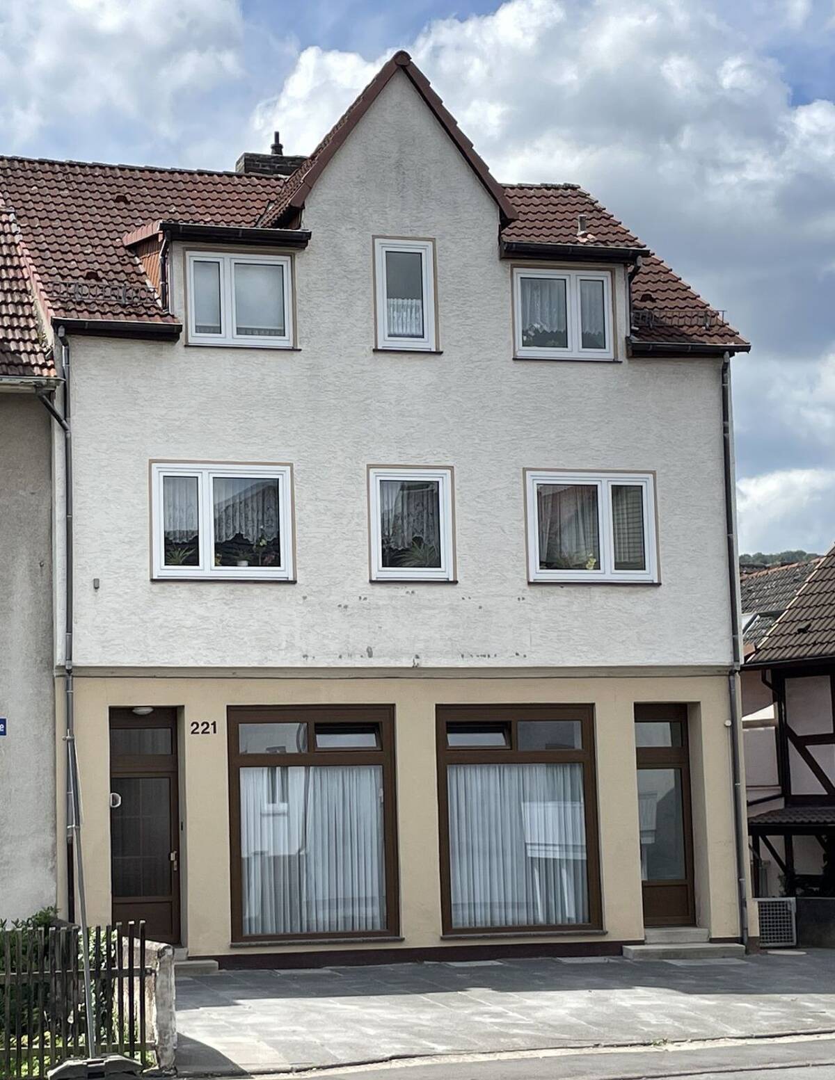 Wohn- und Geschäftshaus mit Nebengebäuden und großem Grundstück – 34132 Kassel – Bild 1 von 9