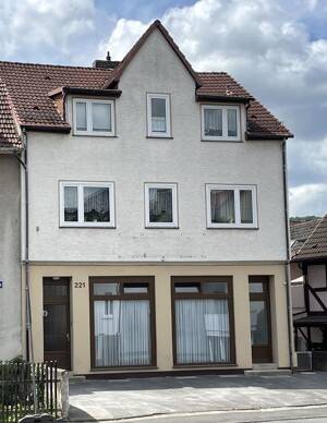 Wohn- und Geschäftshaus mit Nebengebäuden und großem Grundstück
