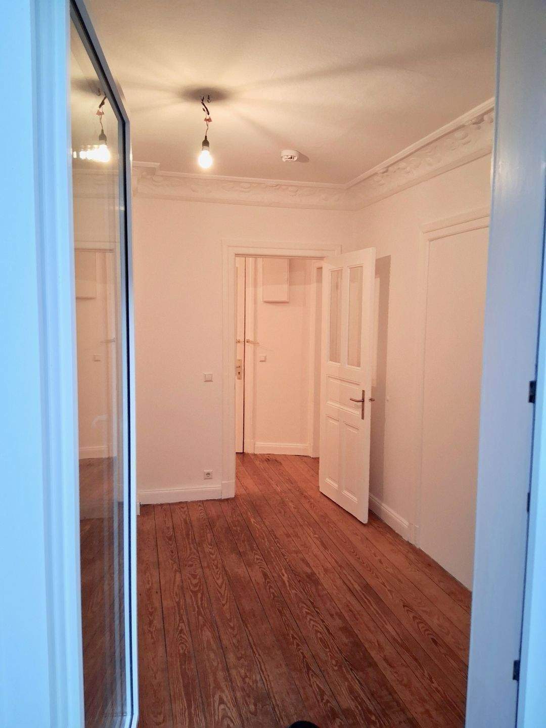 freie Eigentumswohnung - 1 OG - zauberhaft - Dielen Stuck - kleine Dachterrasse - bezugsfertig – Hamburg – Vorschaubild 2