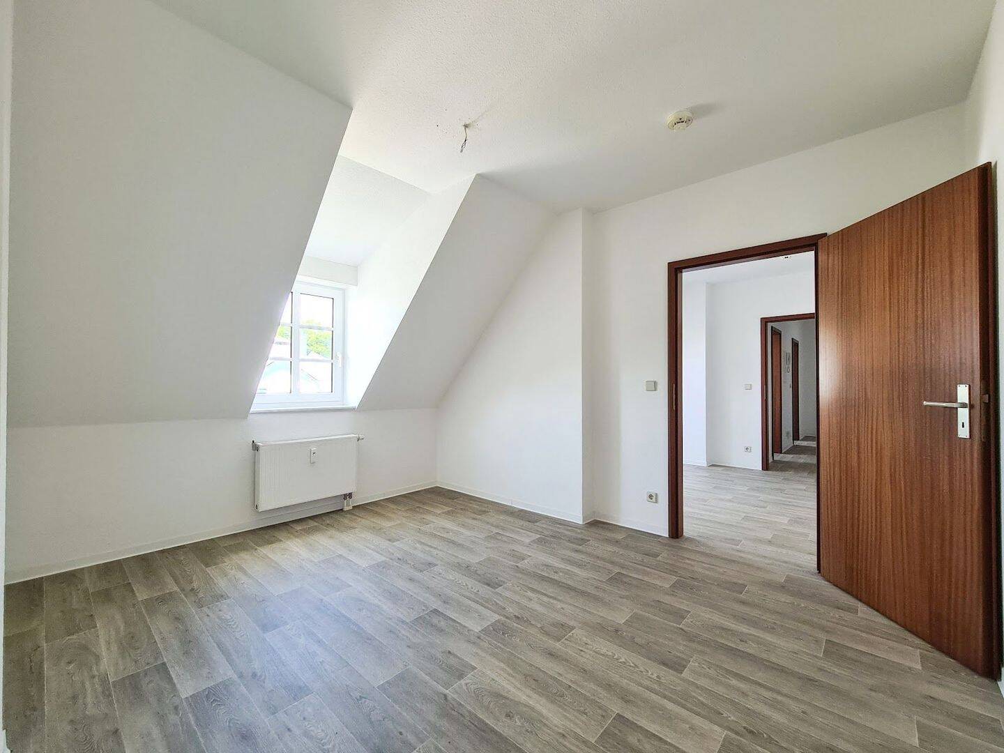 Gemütliche Dachgeschosswohnung mit wertiger Einbauküche und Stellplatz – Chemnitz – Vorschaubild 8