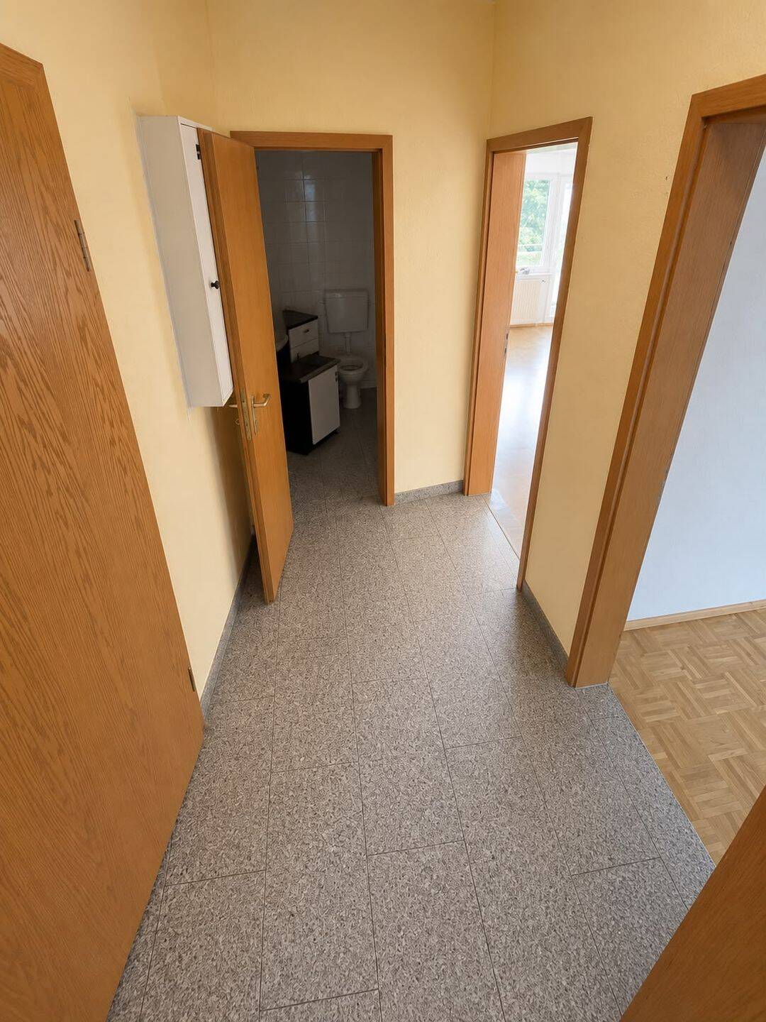 Gepflegte 2,5-Zimmer-Wohnung mit Balkon, Einbauküche, Echtholzparkett und neuer Gastherme in Dortmund – Dortmund – Vorschaubild 2