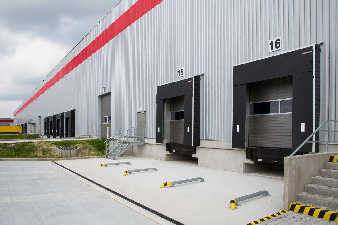 Moderne Hallenfläche mit Rampenandienung - sofort verfügbar - Logistik/Lager/Produktion