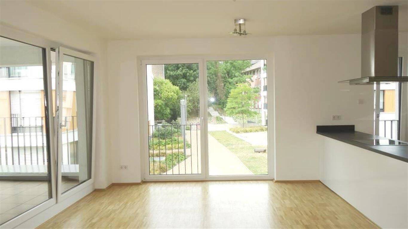 Bodentiefe Fenster - sehr helle, repräsentative 2 Zimmer Wohnung mit Einbauküche und Loggia – Mönchengladbach – Vorschaubild 9