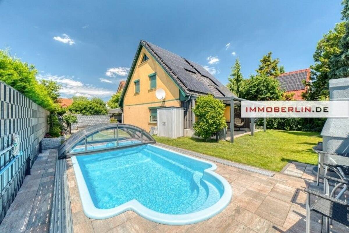 IMMOBERLIN.DE - Sehr adrettes Haus mit Südwestgarten in zurückgezogener Lage – 12679 Berlin – Bild 1 von 9