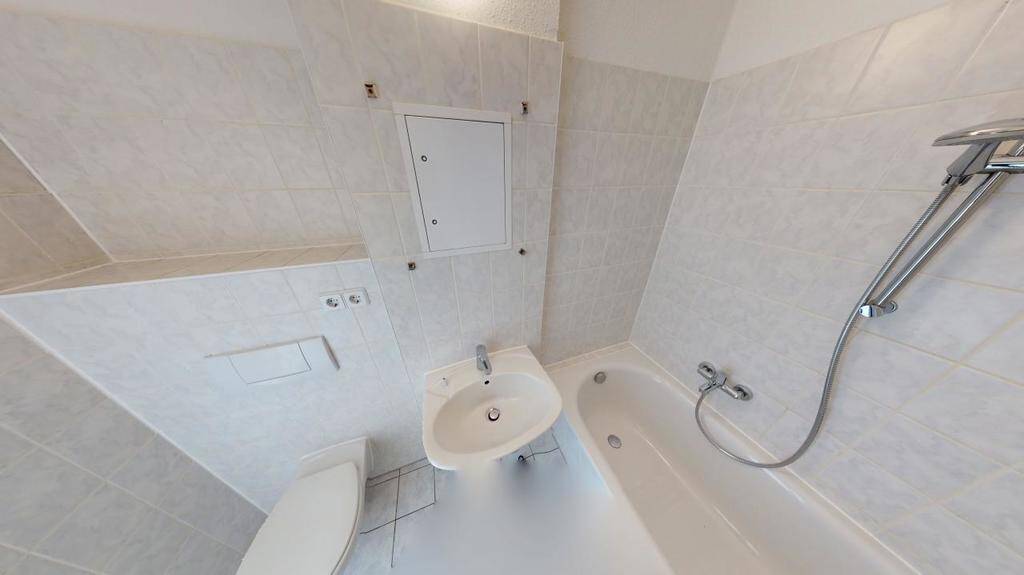 Nahe Theaterplatz gelegene 2-Raum-Wohnung mit Badewanne – Chemnitz – Vorschaubild 3