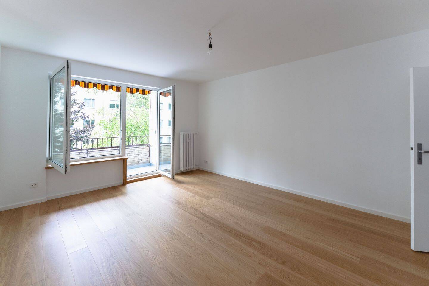 Viktoria-Luise-Platz: 3-Zi Erstbezug im 2.OG mit großem Balkon, optimalem Grundriss, Tageslichtbad mit Regendusche, Parkett, Fernwärme, Stellplatz – Berlin – Vorschaubild 3