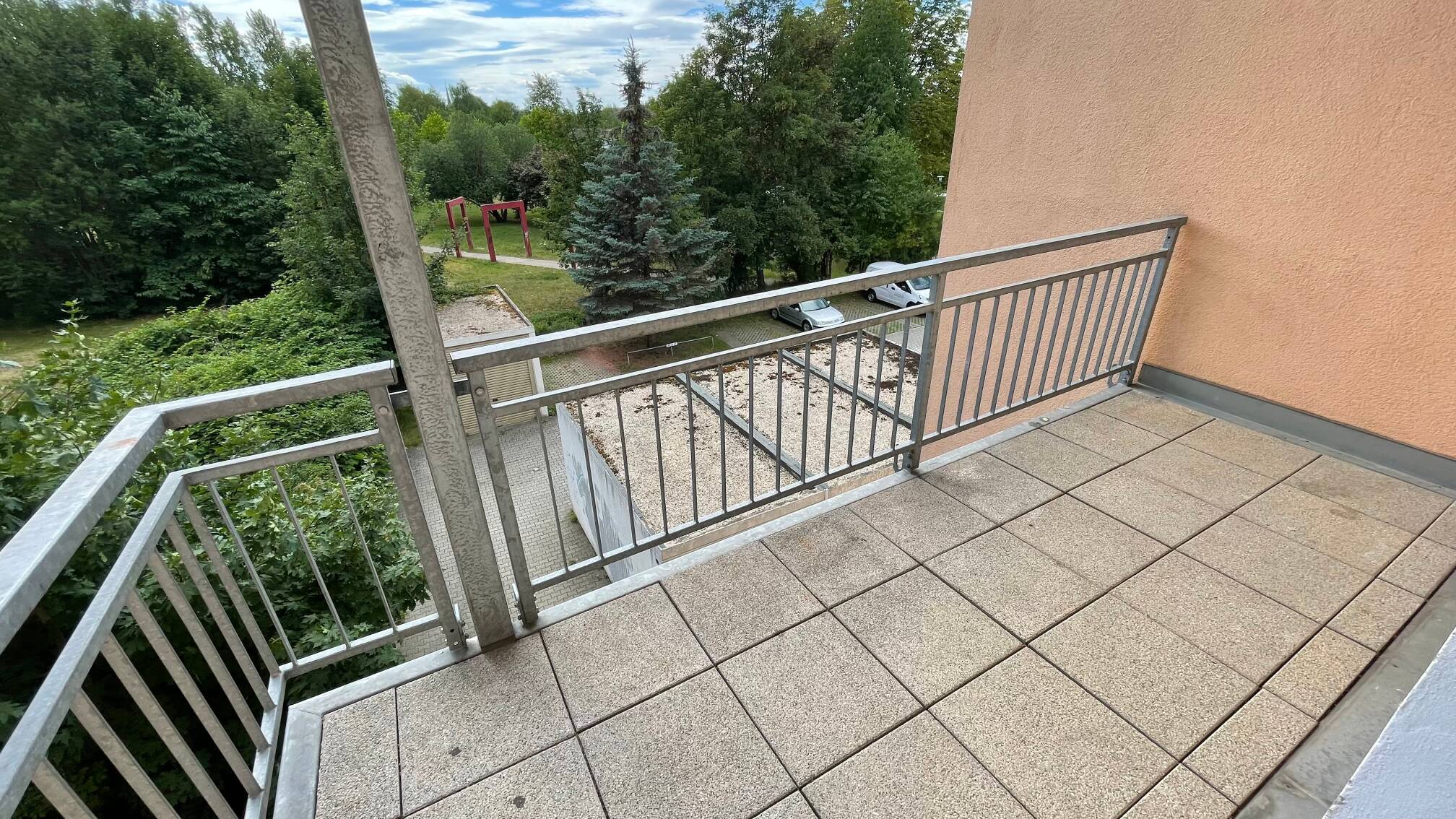 3. OG/ großes Wohnzimmer + Balkon / Stellplatz mögl. ! – Chemnitz – Bild 1 von 9