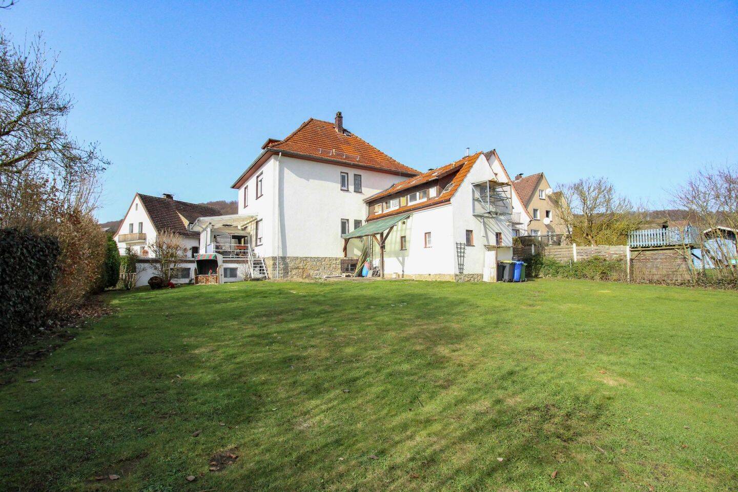 Zweifamilienhaus in Bad Driburg mit einem großem Garten, Doppelgarage & viel Potenzial – Bad Driburg – Vorschaubild 3