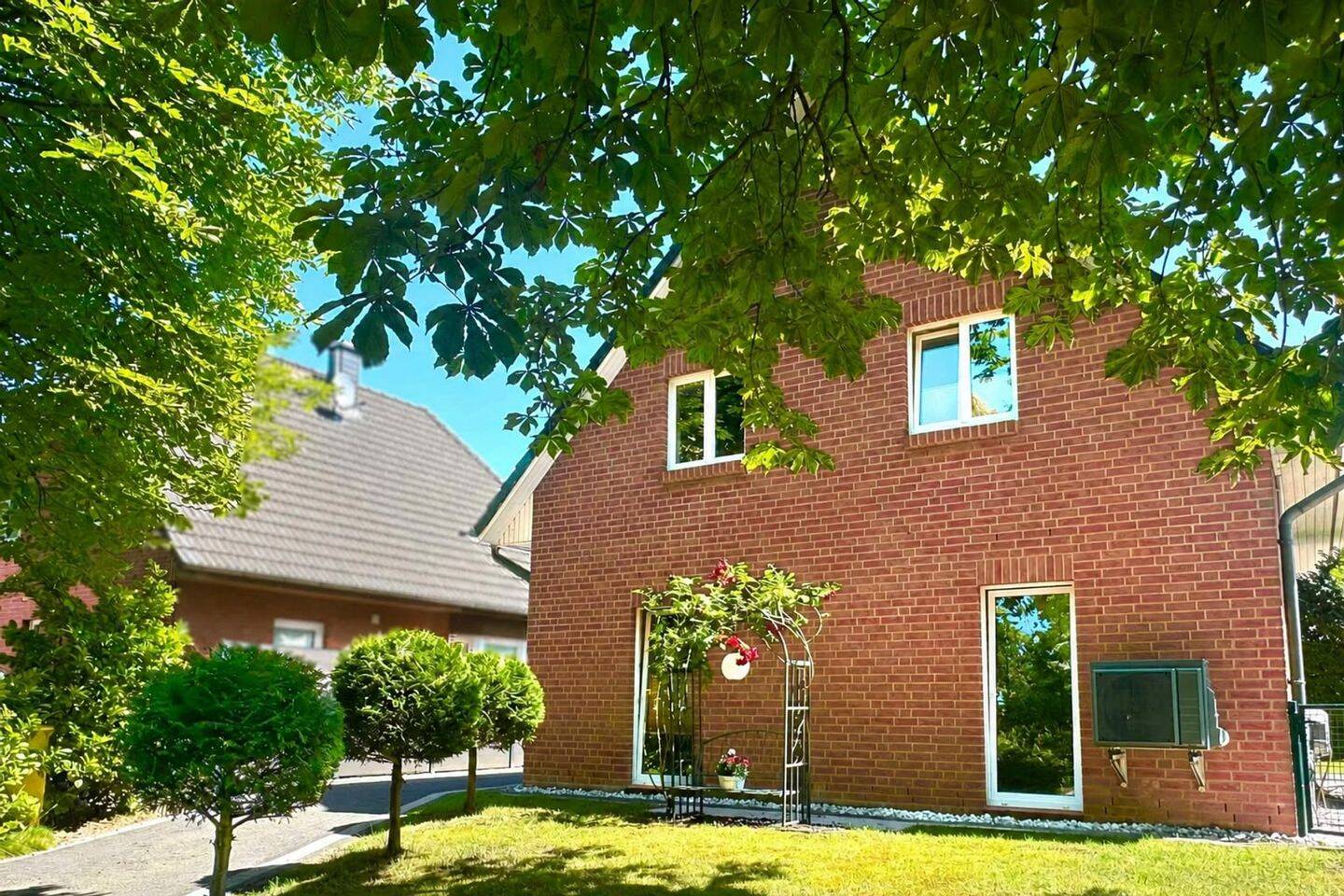 Modernes Familienzuhause unter Kastanien: Gartenidylle, Carport, Wärmepumpe, PV-Anlage
