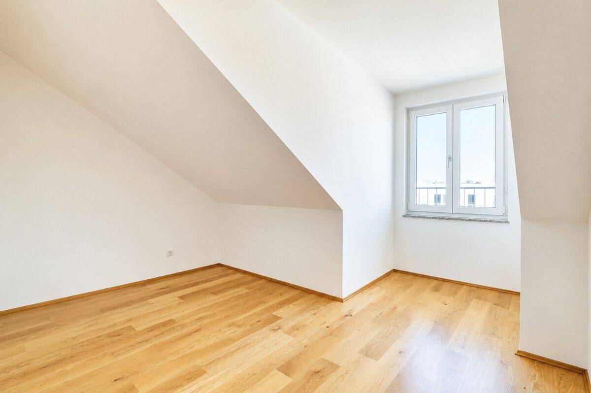 ERSTBEZUG! Moderne 4-Zimmer-Dachgeschosswohnung – München – Vorschaubild 3