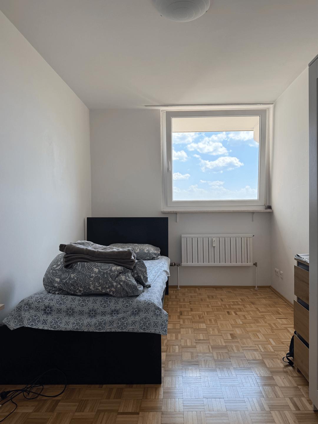 Weitblick bis zu den Alpen: Helle 3-Zimmer-Wohnung mit windgeschützter Loggia und Tiefgarage – München – Vorschaubild 5