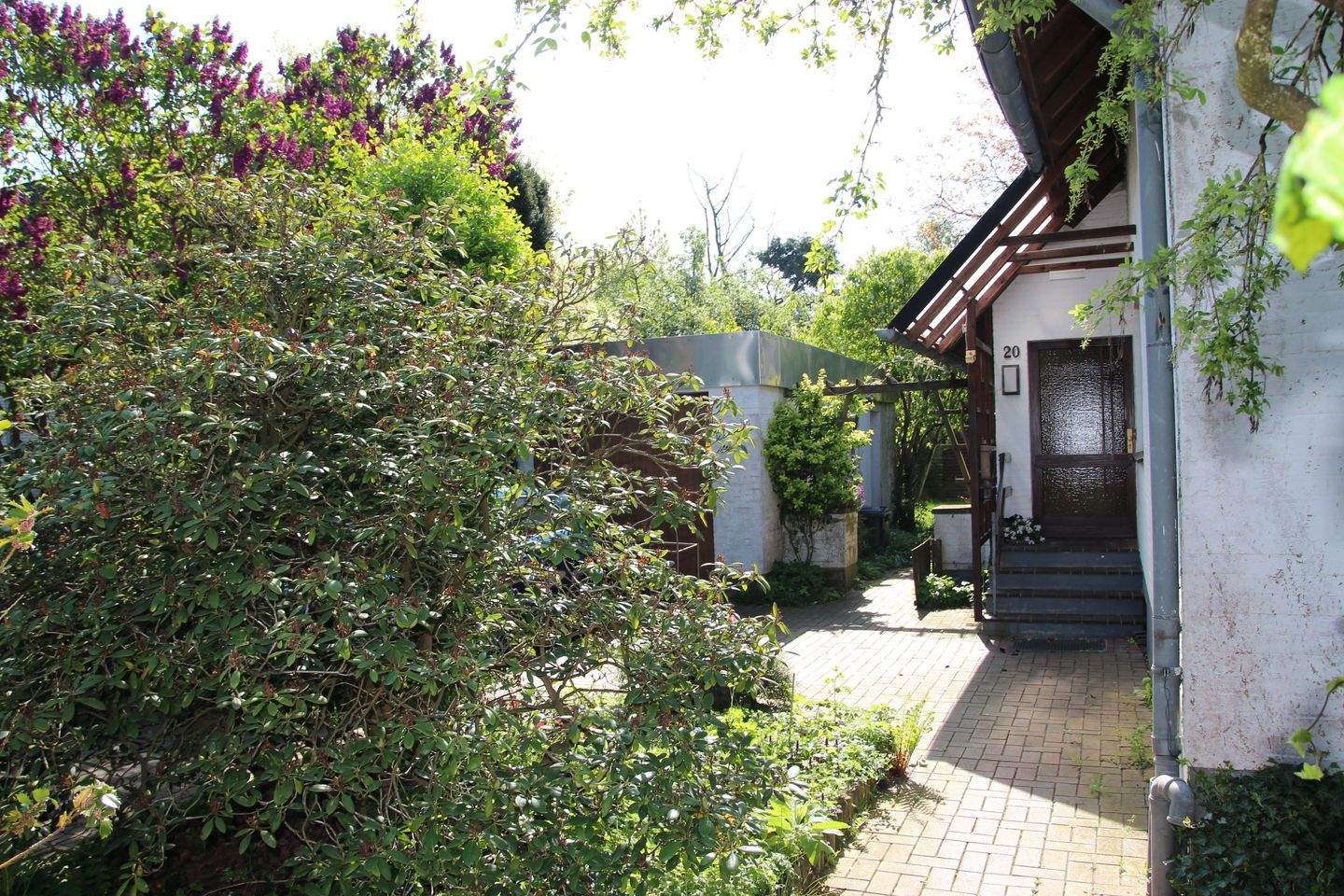 Grosses Einfamilienhaus mit Garage, riesigem Garten und SUPER RENDITE – Tostedt – Bild 1 von 9