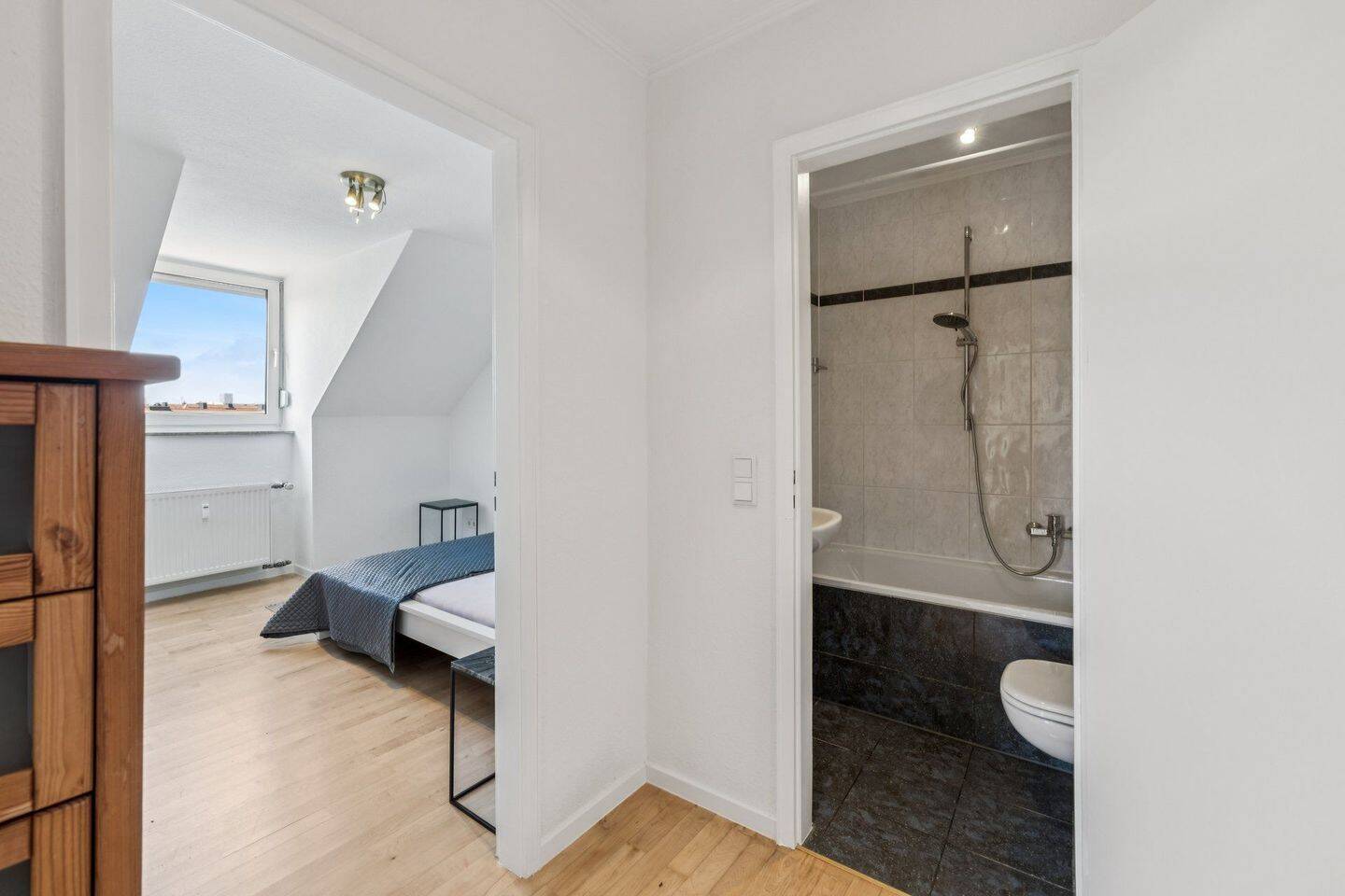 Praktischer Grundriss in Top-Lage: Gepflegte 2-Zimmer Wohnung am Hohenzollernplatz – München – Vorschaubild 5