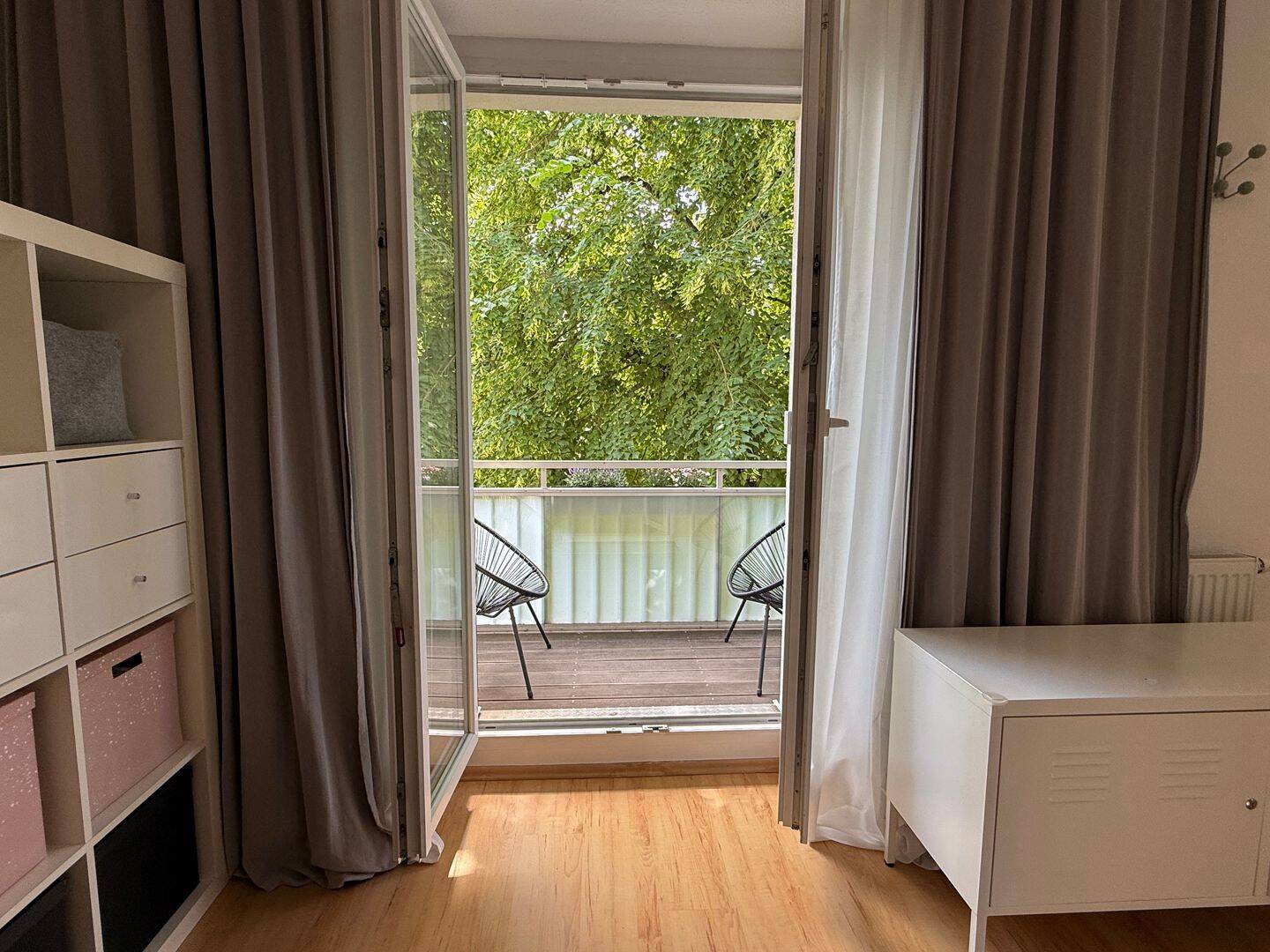 Charmante 3-Zimmer-Altbauwohnung mit zwei Balkonen und großem Gemeinschaftsgarten in Prenzlauer Berg – Berlin – Vorschaubild 5