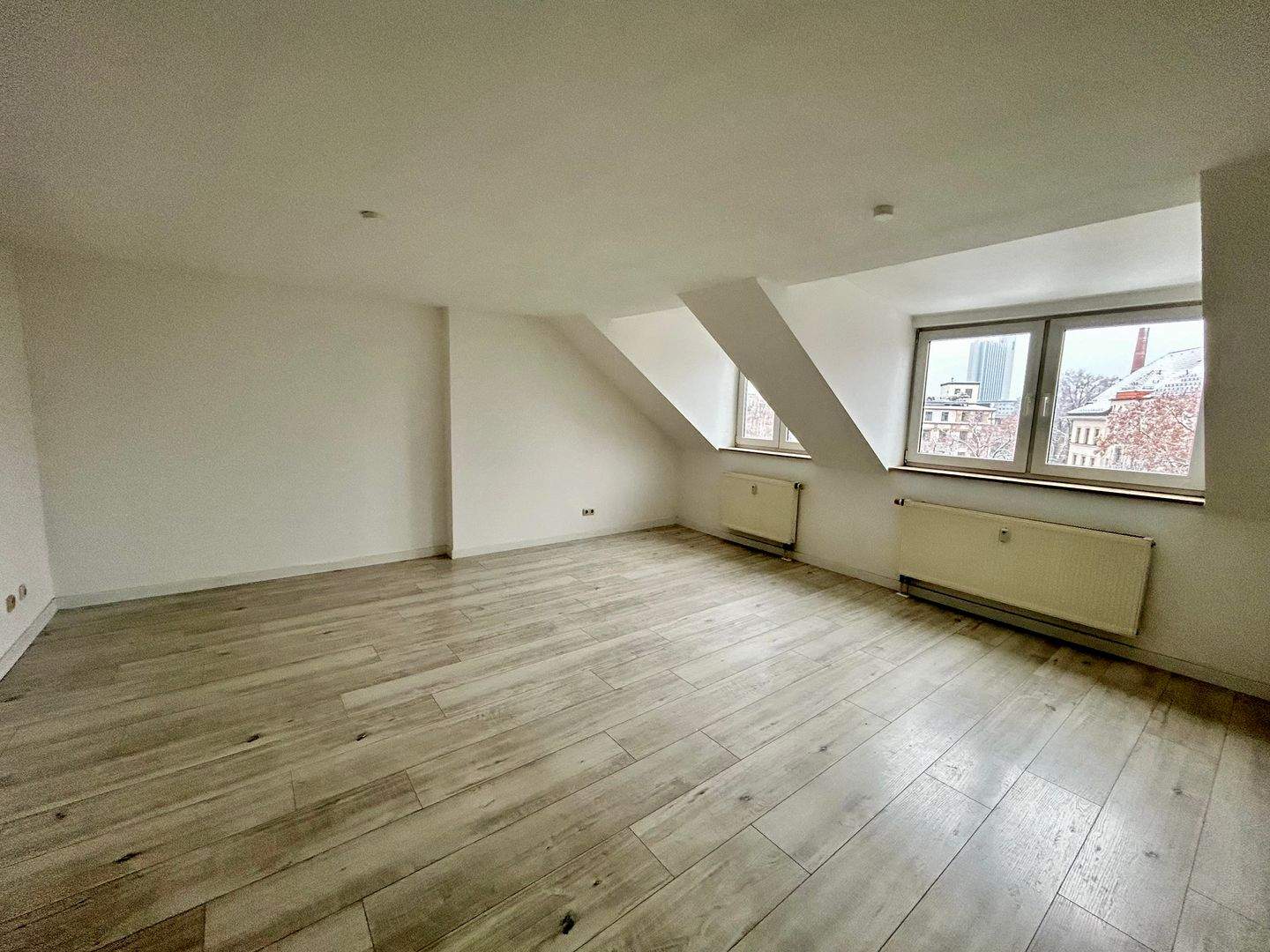 +++HELLE DG-WOHNUNG MIT MODERNER EBK IM ZENTRUM+++ – Chemnitz – Vorschaubild 6