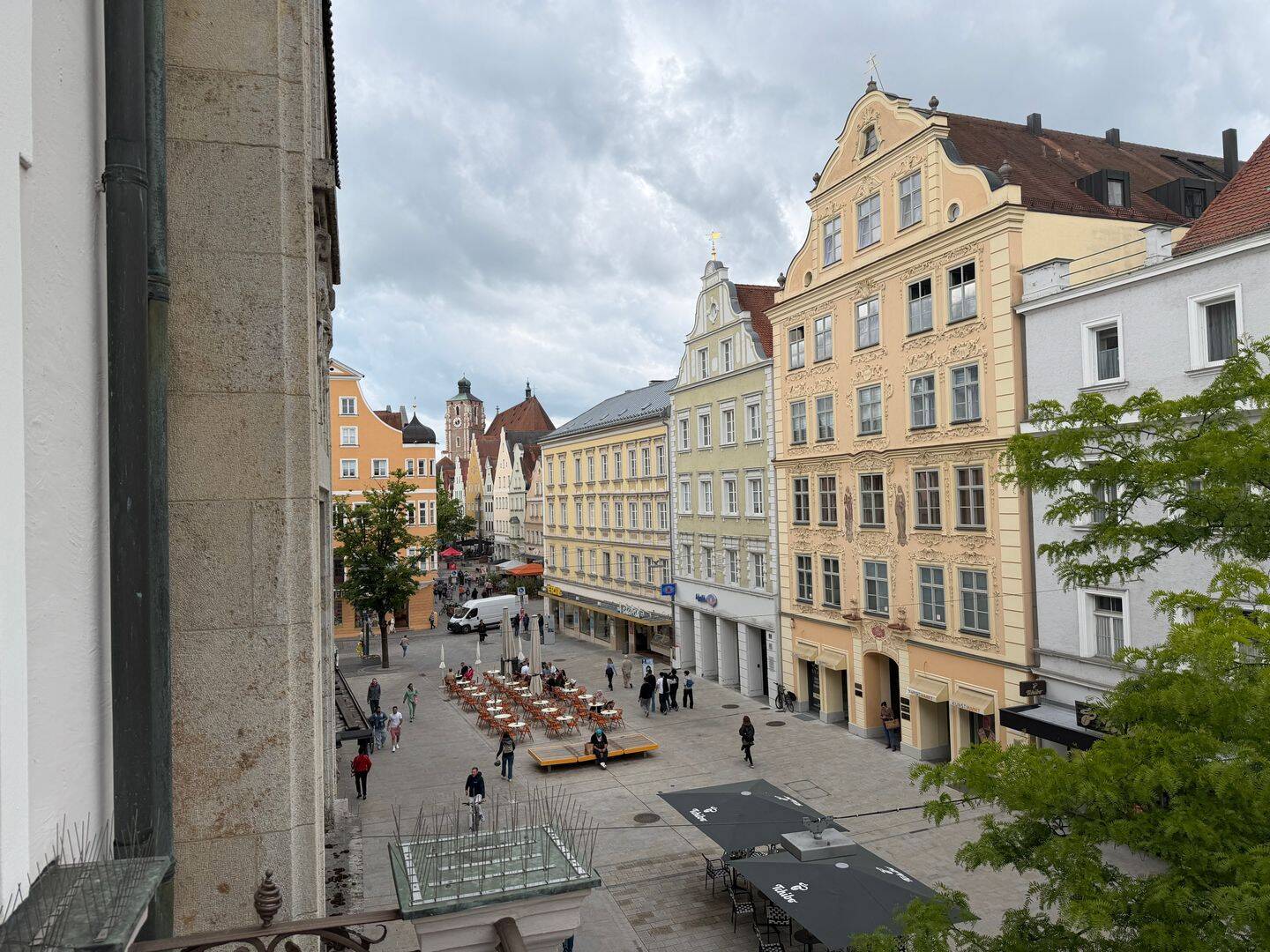 Altbauwohnung - Balkone zur Ludwigstraße, Schneckendusche, Stuck, Fischgrätparkett und EBK – Ingolstadt – Vorschaubild 3