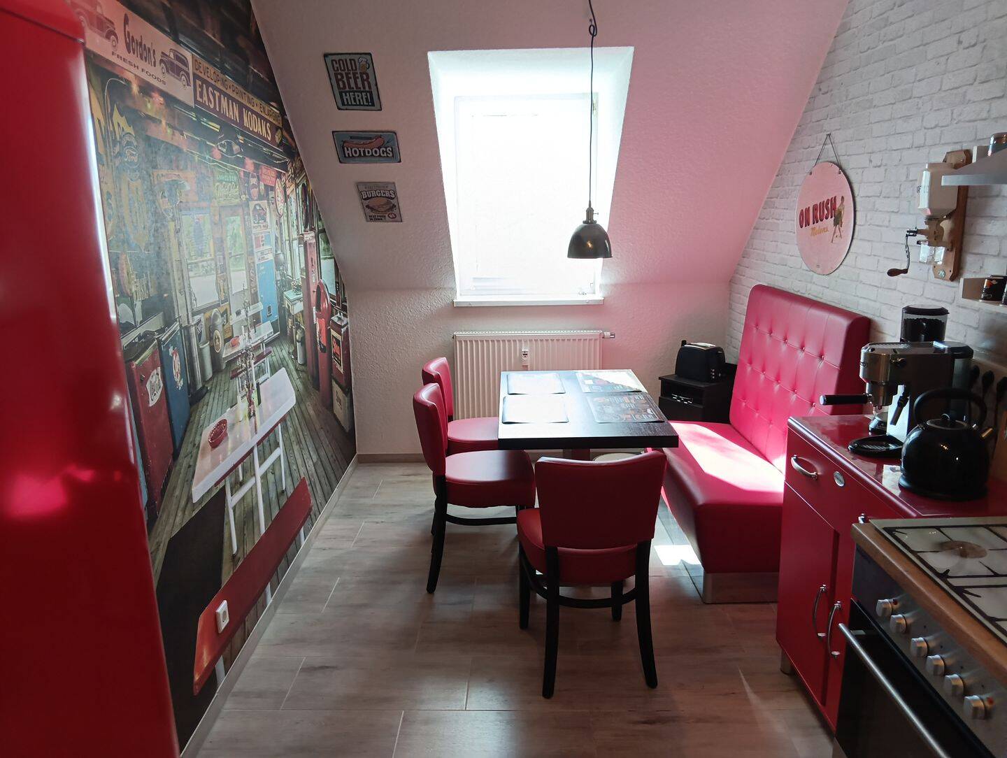 Stilvolle DG-Wohnung mit Diner-Küche und luxuriösem Wellness-Bad. – Leipzig – Bild 1 von 7