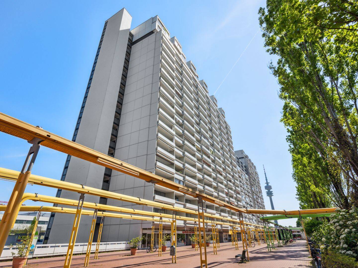 Solide vermietet mit Perspektive: Helle 3,5-Zimmer-Wohnung mit drei Loggien im Olympiadorf – München – Bild 1 von 9