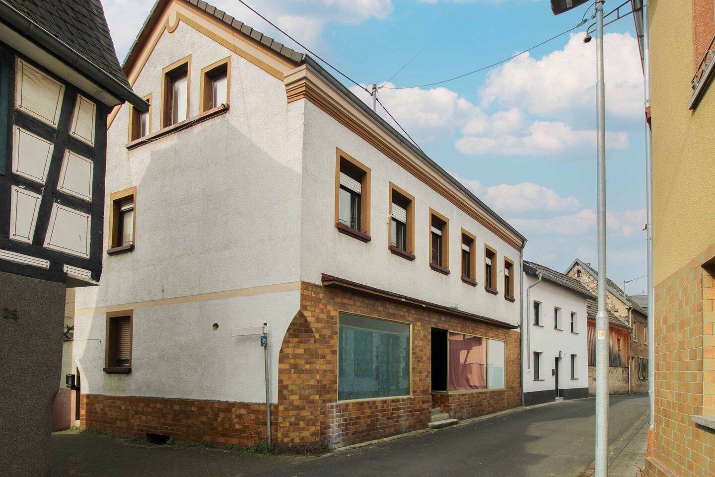 Bezugsfreies Mehrfamilienhaus mit 3 WE und 1 GE in Leutesdorf am Rhein – Leutesdorf – Bild 1 von 9