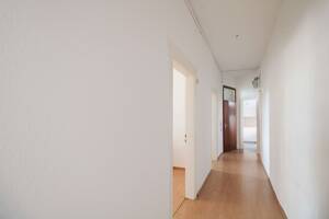 Bezugsfreie Hochparterre-Wohnung mit hohen Decken und zentraler Anbindung – 70374 Stuttgart – Vorschaubild 2