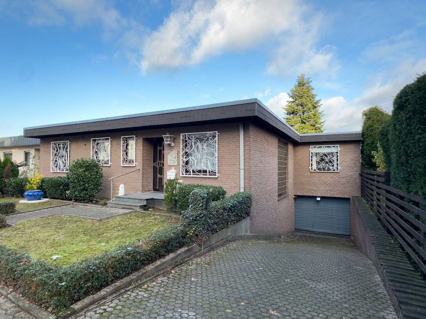 Traum-Bungalow mit großer Terrasse und uneinsehbarem Garten – Erkrath – Bild 1 von 9