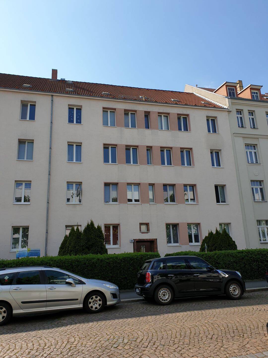 2 Raumwohnung im Erdgeschoss / Laminatböden / Tageslichtbad mit Wanne !