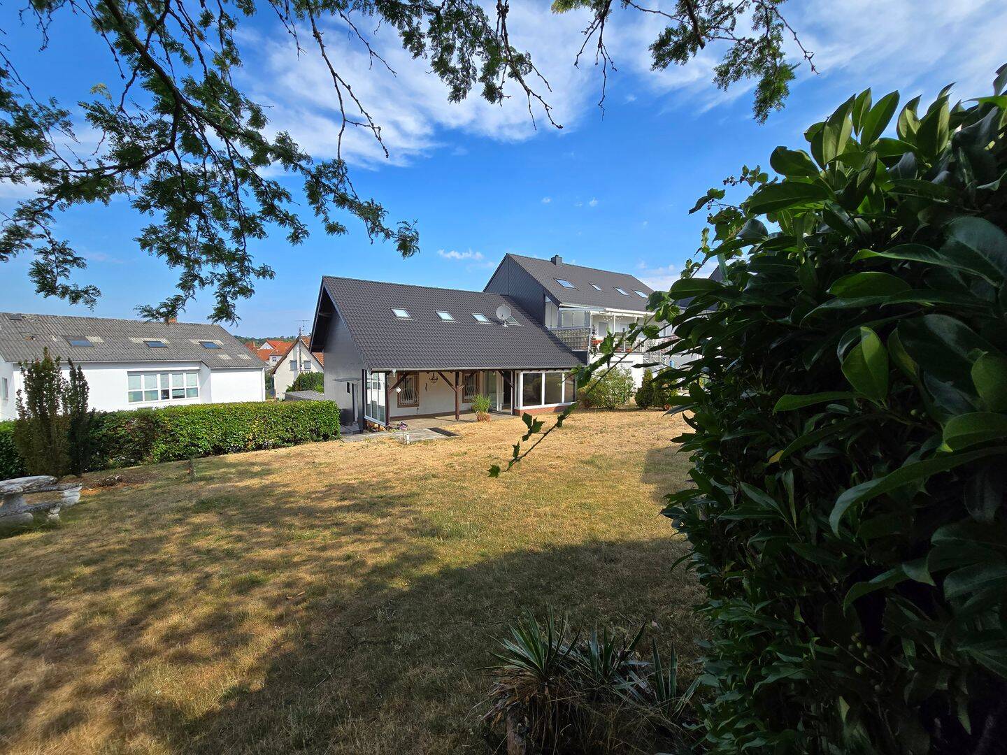 Großes Hausanwesen mit Garten, Garage, Wintergarten und Keller sofort verfügbar