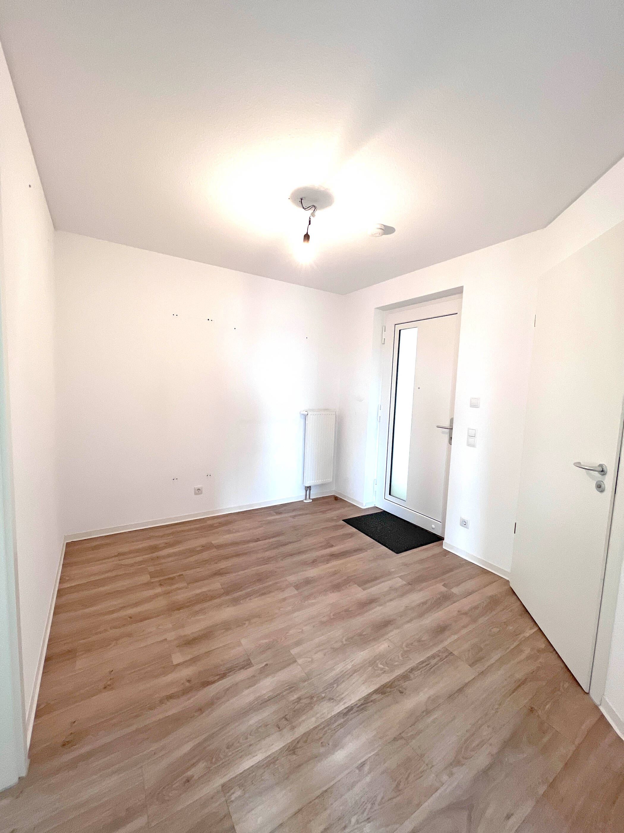 Seniorenwohnung direkt am Opernhaus: 2,5-Zimmer-Wohnung mit Loggia, Einbauküche und 24h-Service – Nürnberg – Vorschaubild 5