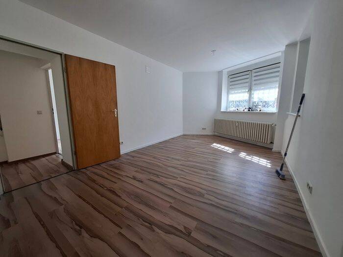 **2 Zimmer Altbauwohnung am Rande der Fußgängerzone! Ausschließlich für den Einpersonenhaushalt!** – Bonn – Vorschaubild 2