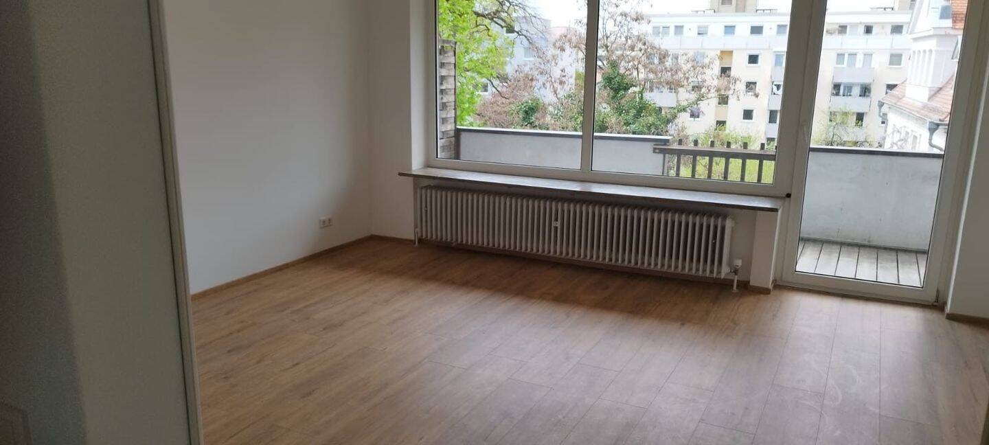 Helle komplett sanierte 4 Zimmer Wohnung