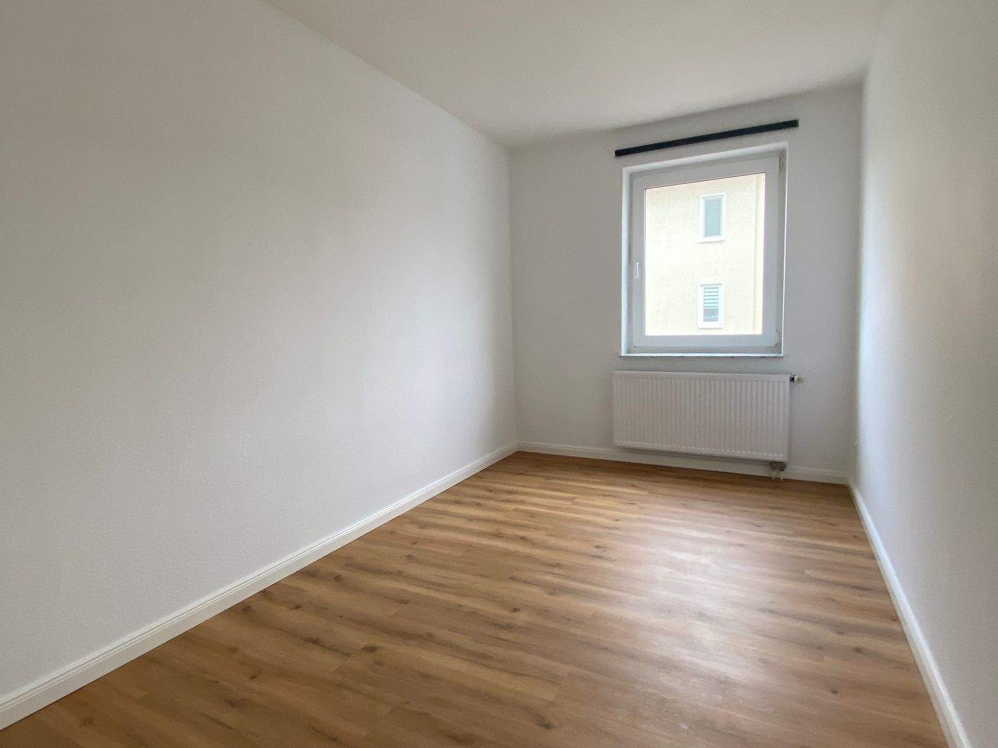 Frisch Saniert inkl. 2x PKW-Stellplätze, Einbauküche & Balkon – Magdeburg – Vorschaubild 8