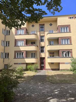 Vermietetes Altbaujuwel im Denkmalensemble - 2-Raum-Wohnung mit Westbalkon