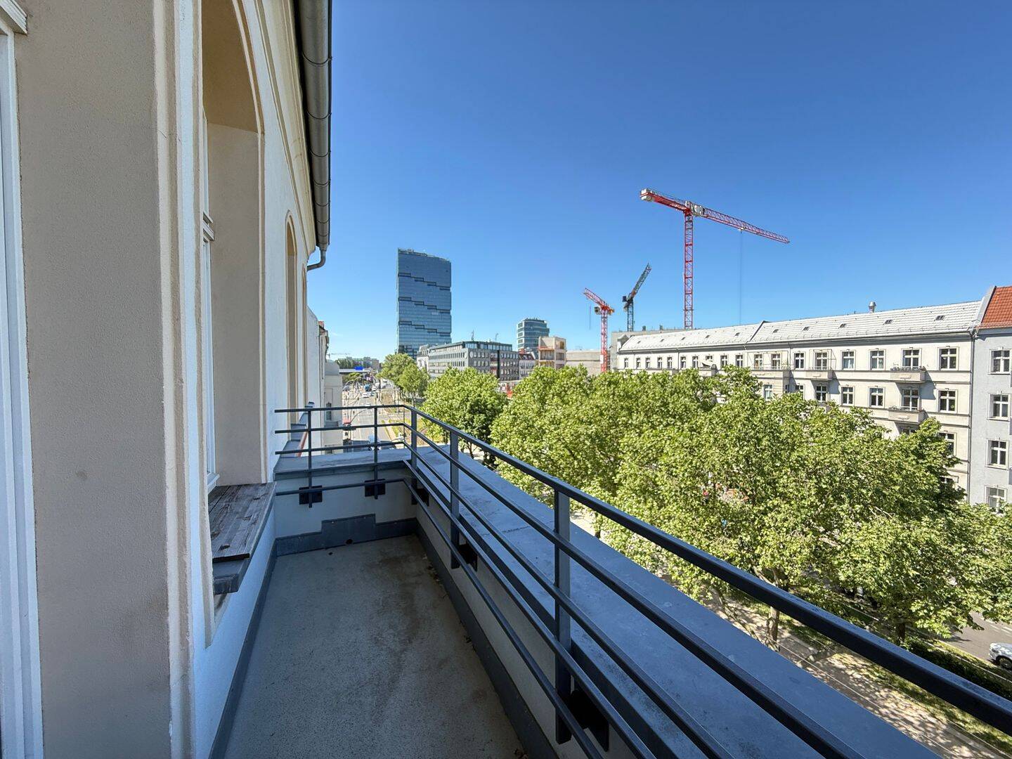 Stilvolle 3-Zimmer-Altbauwohnung mit zwei Balkonen an der Warschauerstr. – Berlin – Vorschaubild 7