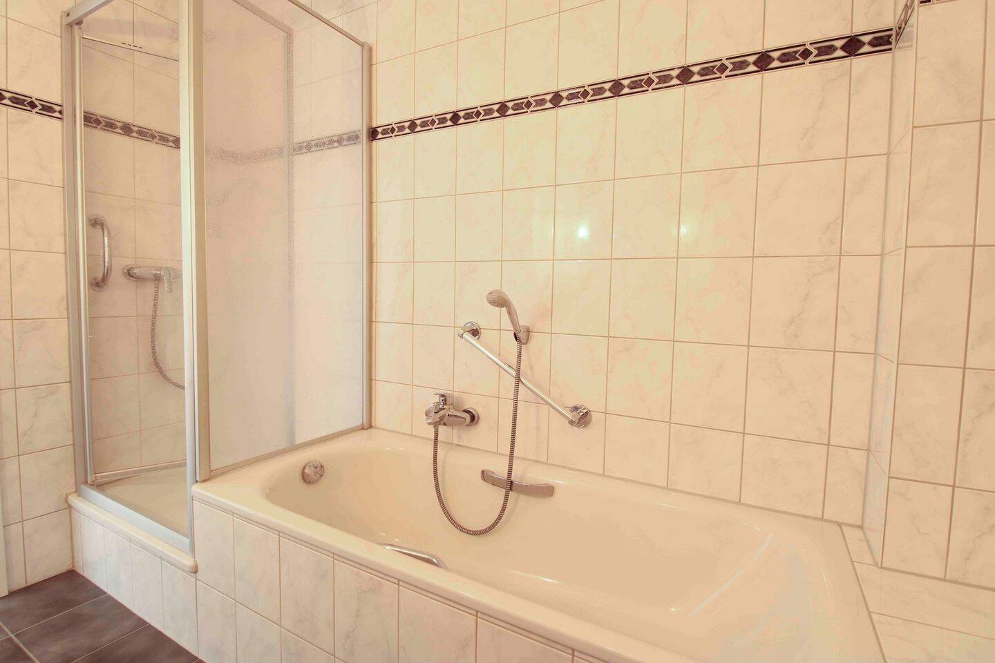 Modernisierte 2-Zi.-Whg. mit Balkon, Garage & Aufzug in ruhiger Lage von BI-Brake/Stedefreund – Bielefeld – Vorschaubild 5