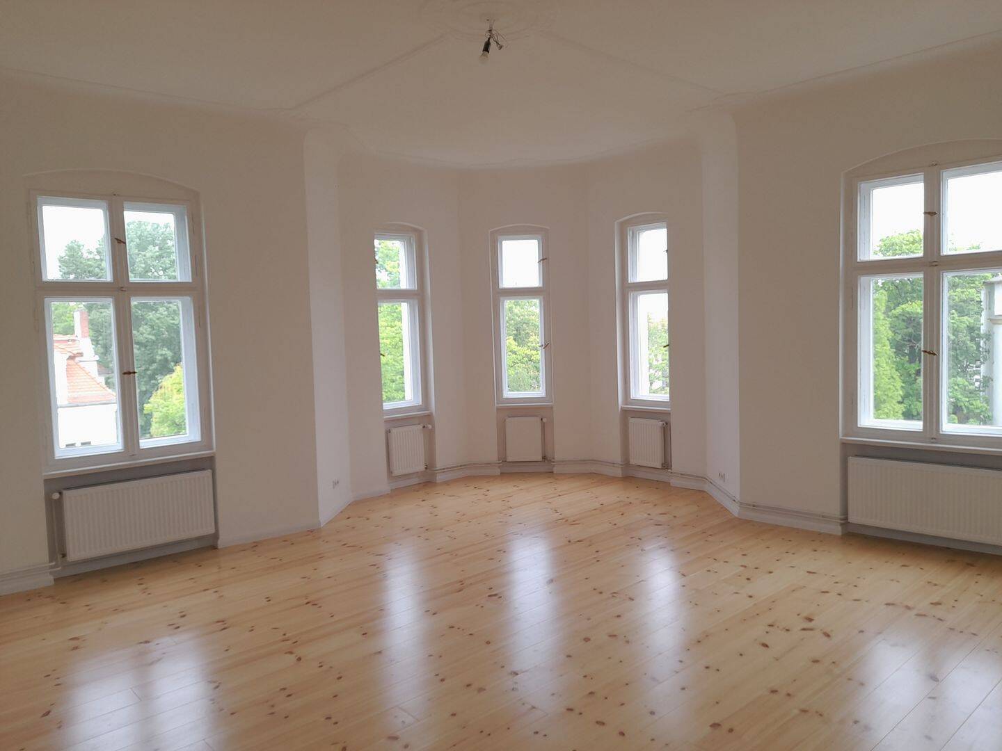 Sehr geräumige, voll sanierte 2-Zimmer-Whg., 3.OG, AB, Dielenböden, Dusche, Stuck – Berlin – Vorschaubild 3