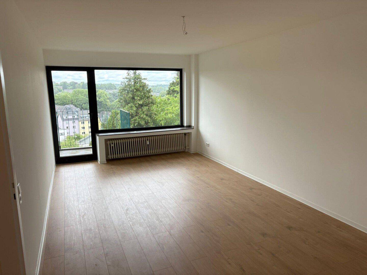 Hochwertig renovierte 2-Zimmer-Wohnung mit Balkon und Garage in Solingen – Solingen – Vorschaubild 3
