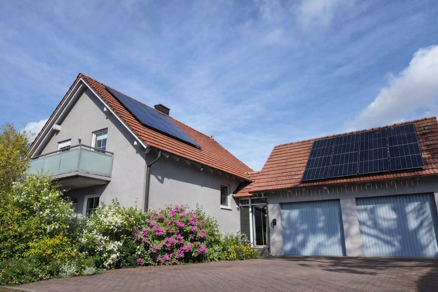 PREMIUM IMMOBILIE MIT GARTENSAUNA-SOLAR- DOPPELGARAGE – Erfurt – Bild 1 von 9