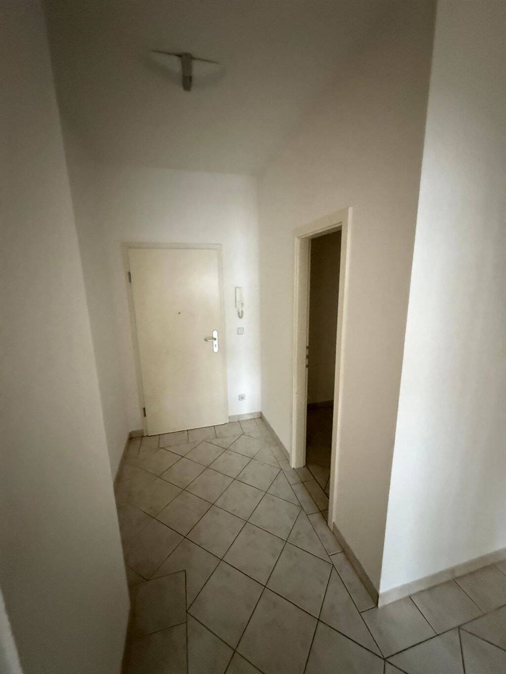 * Großzügige 2-Zimmer mit Wannenbad, möbl. Küche, Lift, Abstellraum und Laminat! * – Chemnitz – Vorschaubild 8
