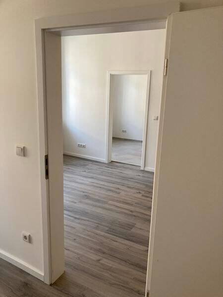 Zweitbezug nach Sanierung! Großzügige 3-Zimmerwohnung mit Laminat, Balkon, Wanne und Einbauküche! – Chemnitz – Vorschaubild 9