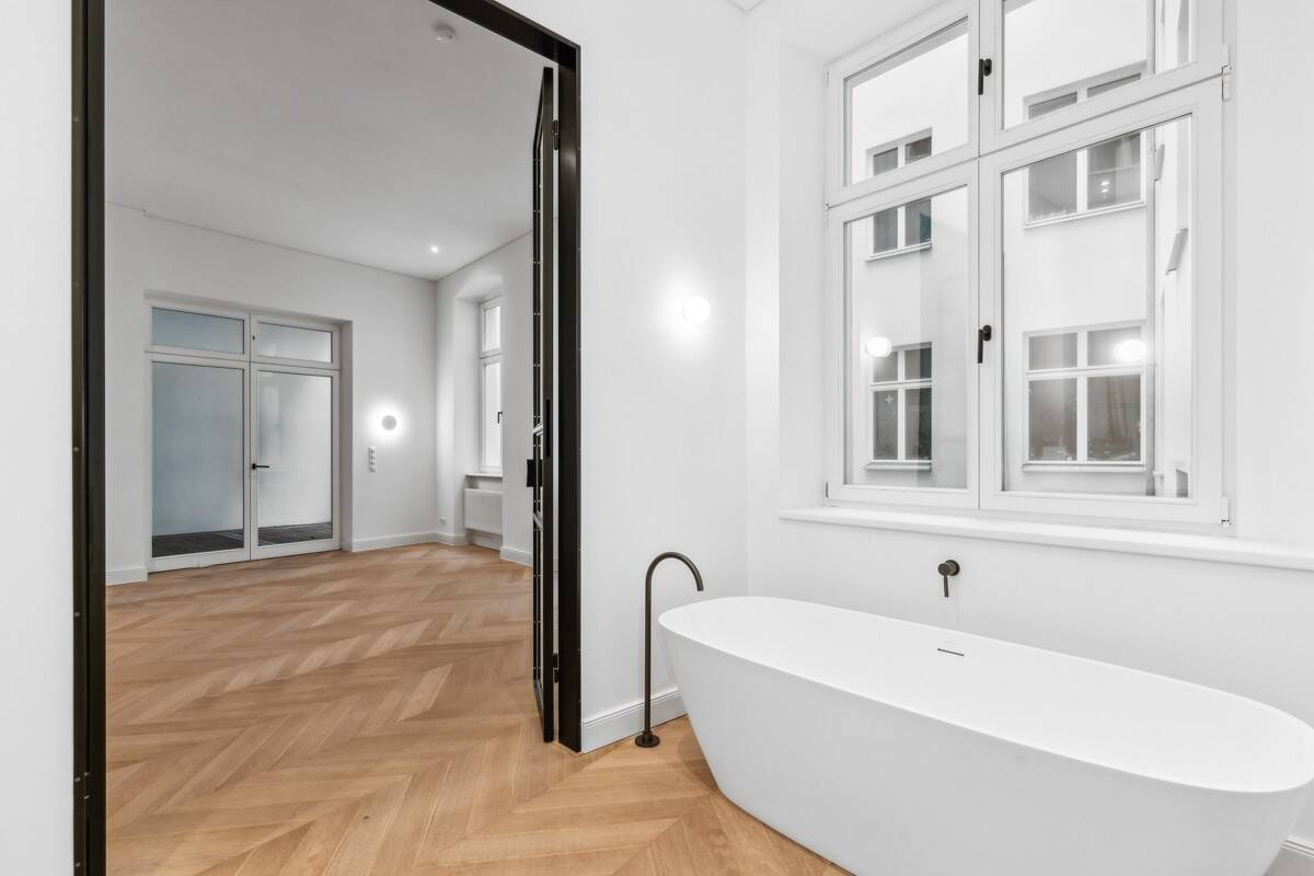 Clean chic trifft Gründerzeit-Charme: Saniertes 4-Zimmer-Juwel mit Balkon – Berlin – Vorschaubild 2