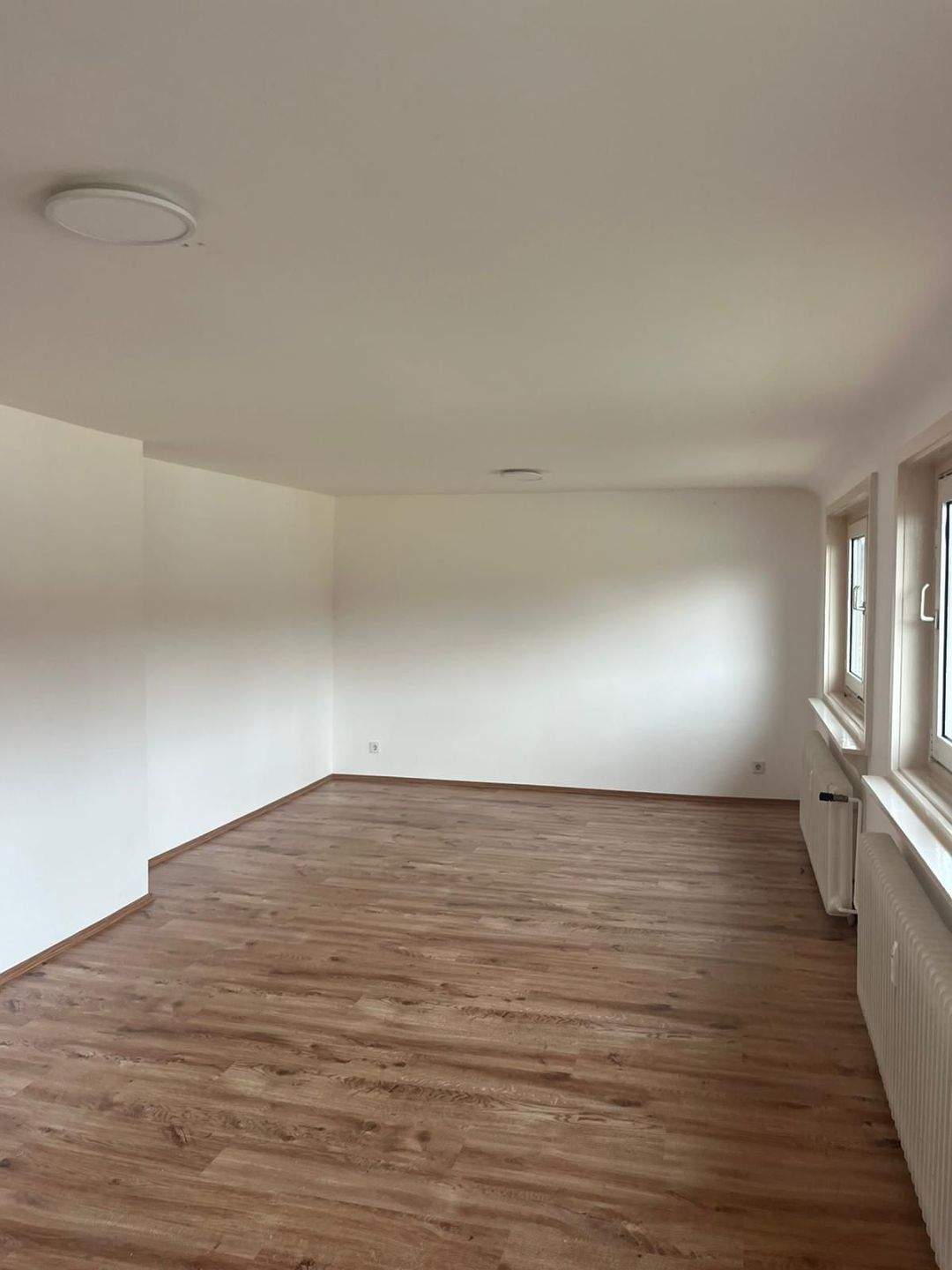 Große modernisierte 2-Zimmer-Dachgeschosswohnung in zentraler Lage – Salzgitter – Vorschaubild 2